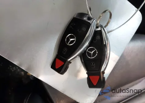 2015 Mercedes-Benz C-Class C 300 z USA, uszkodzony, nr VIN 55SWF4KBXFU058480